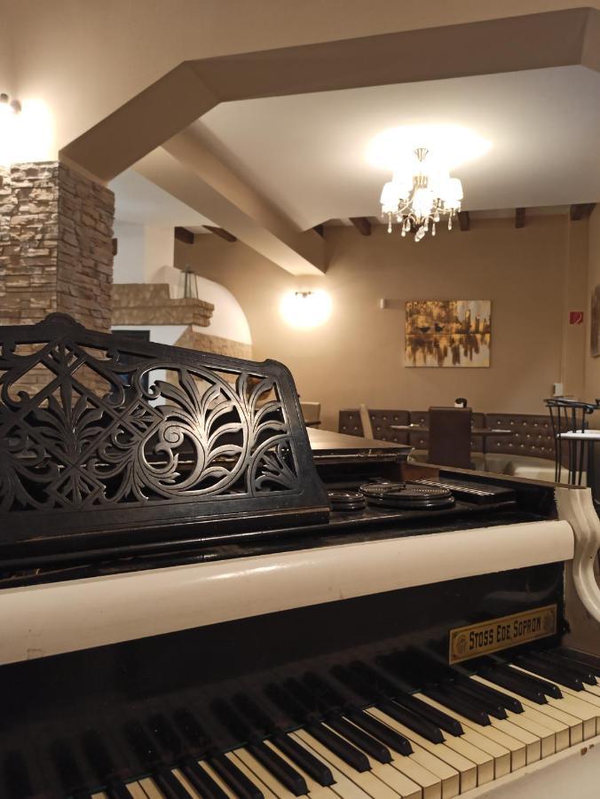 Eden Lounge Restaurant & Pension Veresegyhaz Luaran gambar
